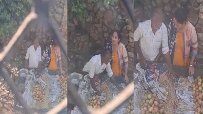 Desi aunty gives a outdoor handjob in a public area